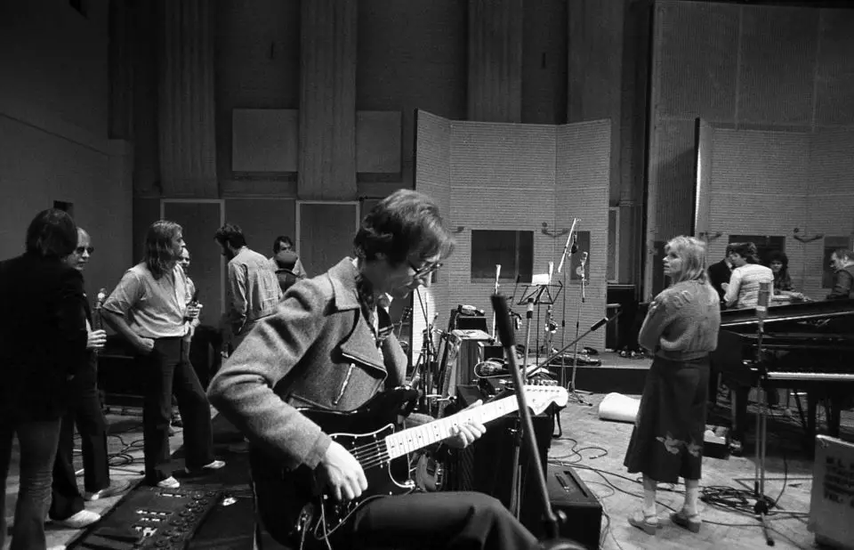Bruce Thomas, David Gilmour, Hank Marvin, Linda McCartney, Paul McCartney and others – Rockestra Theme recording session, 3 October 1978