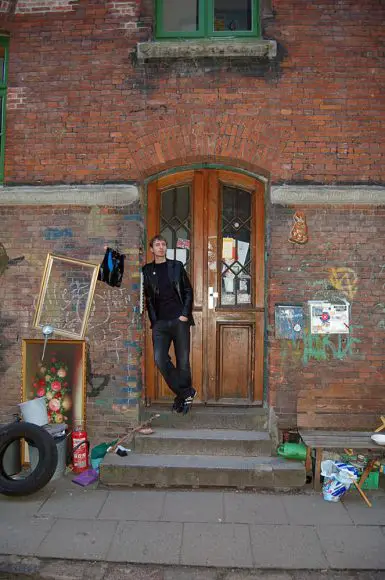 In the Jäger-Passage 1 doorway, Hamburg, 2011