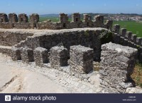 crenelated-battlements-of-the-castle-wall-at-montemor-o-velho-in-portugal-C86AHK.jpg