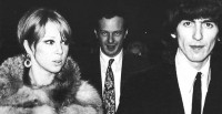 66_george-pattie-harrison-brian-epstein_001.jpg