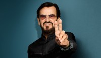 1140-ringo-starr-peace-sign.jpg