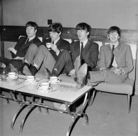 The-Beatles-relax-backstage-at-Londons-Prince-of-Wales-Theatre-before-the-Royal-Variety-Performance-in-November-1963-1280x1263.jpg