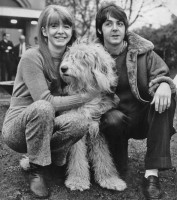 Paul-McCartney-and-Jane-Asher-with-dog-Margot-in-1967-2987564.jpg