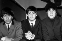 george-harrison-john-lennon-paul-mccartney-together-posing-for-the-camera-black-and-white-1024x683.jpg