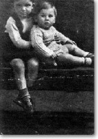 George-Harrison-right-at-the-age-of-14-months-with-his-brother-Peter..jpg