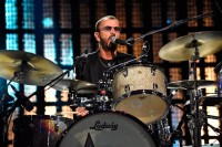 2015RockNRollHallOfFame_RingoStarr_Getty470307924_200415.jpg